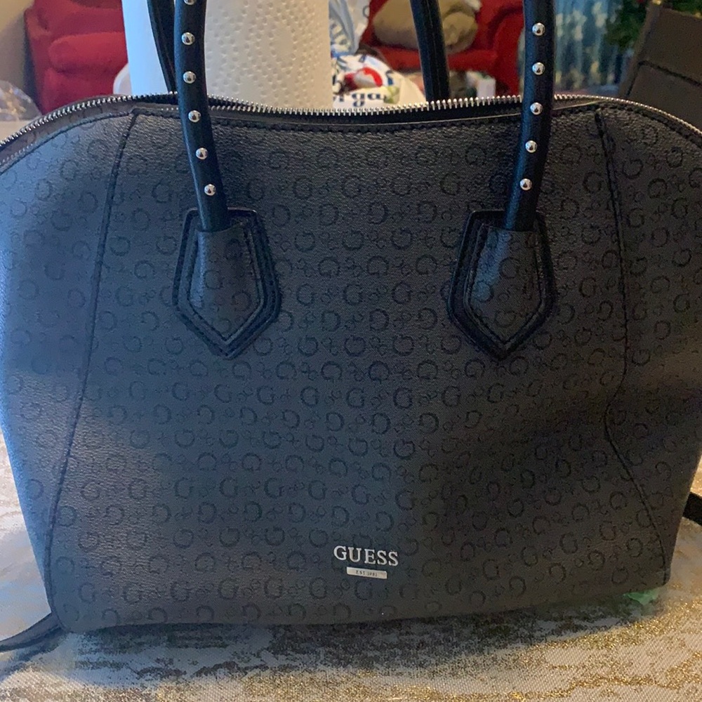 Guess shoulder bag no tags but it has never been used.